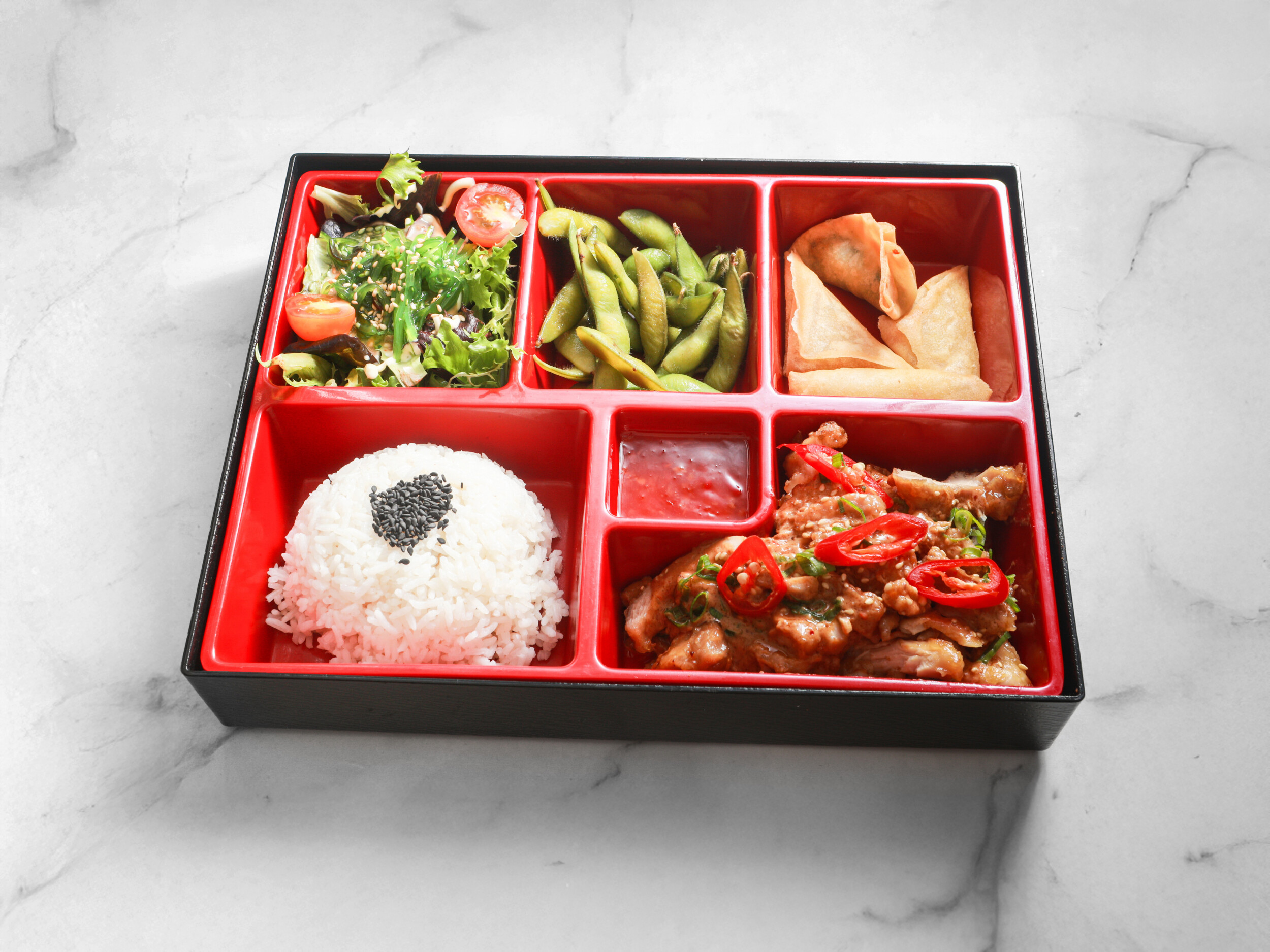 Kip in pikant satésaus